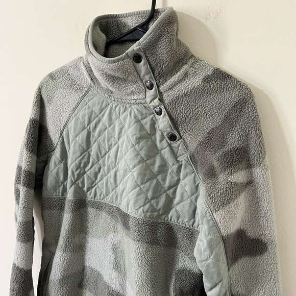 Abercrombie & Fitch Asymmetrical Snap-Up Green Camo Fleece Size XS - Picture 3 of 8